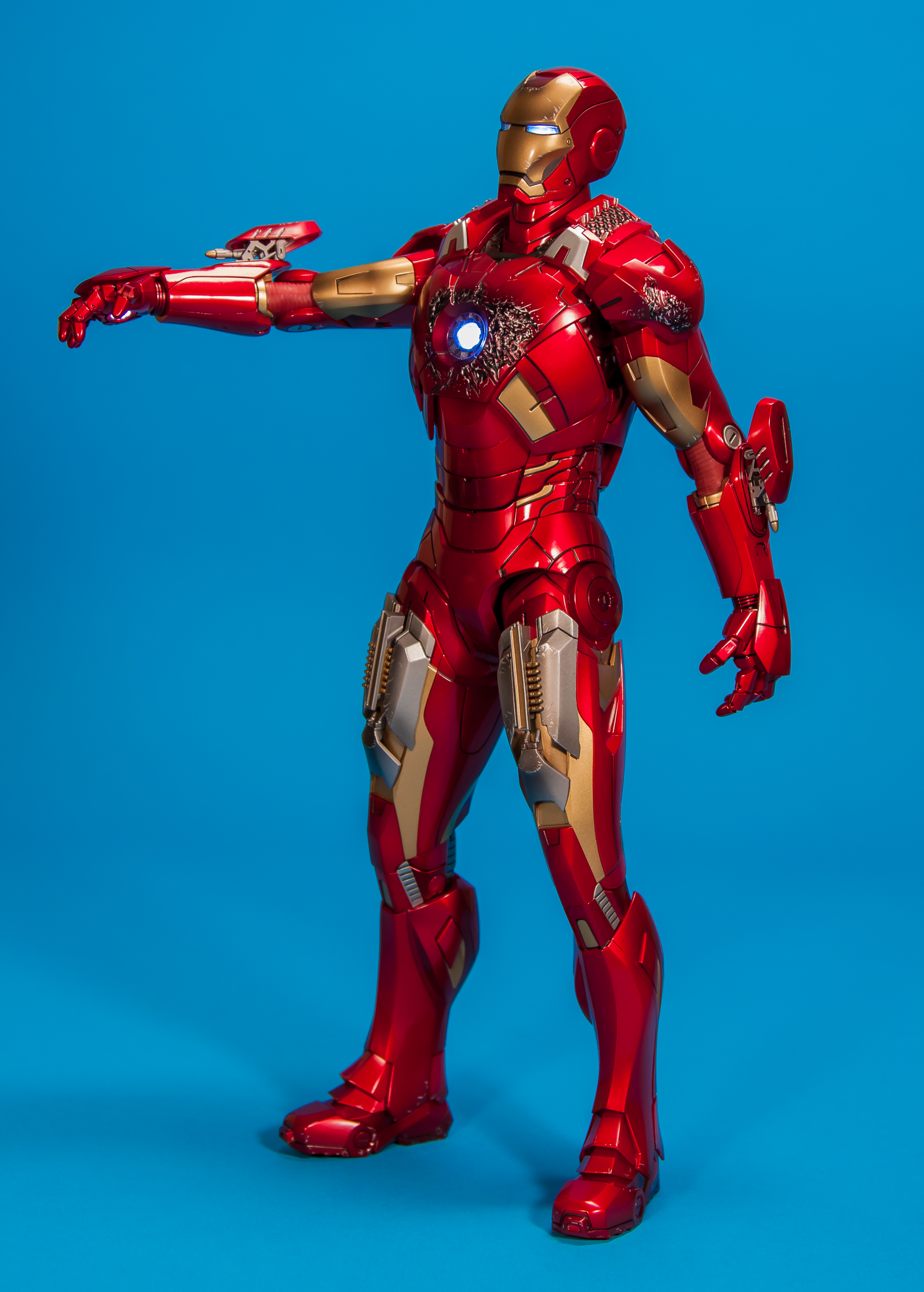 Avengers-Iron-Man-Mark-VII-MMS-185-Hot-Toys-015.jpg