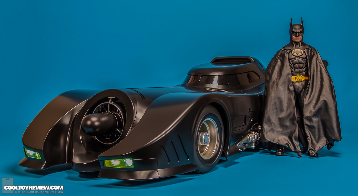 Batman-1989-Burton-Batmobile-Hot-Toys-015.jpg