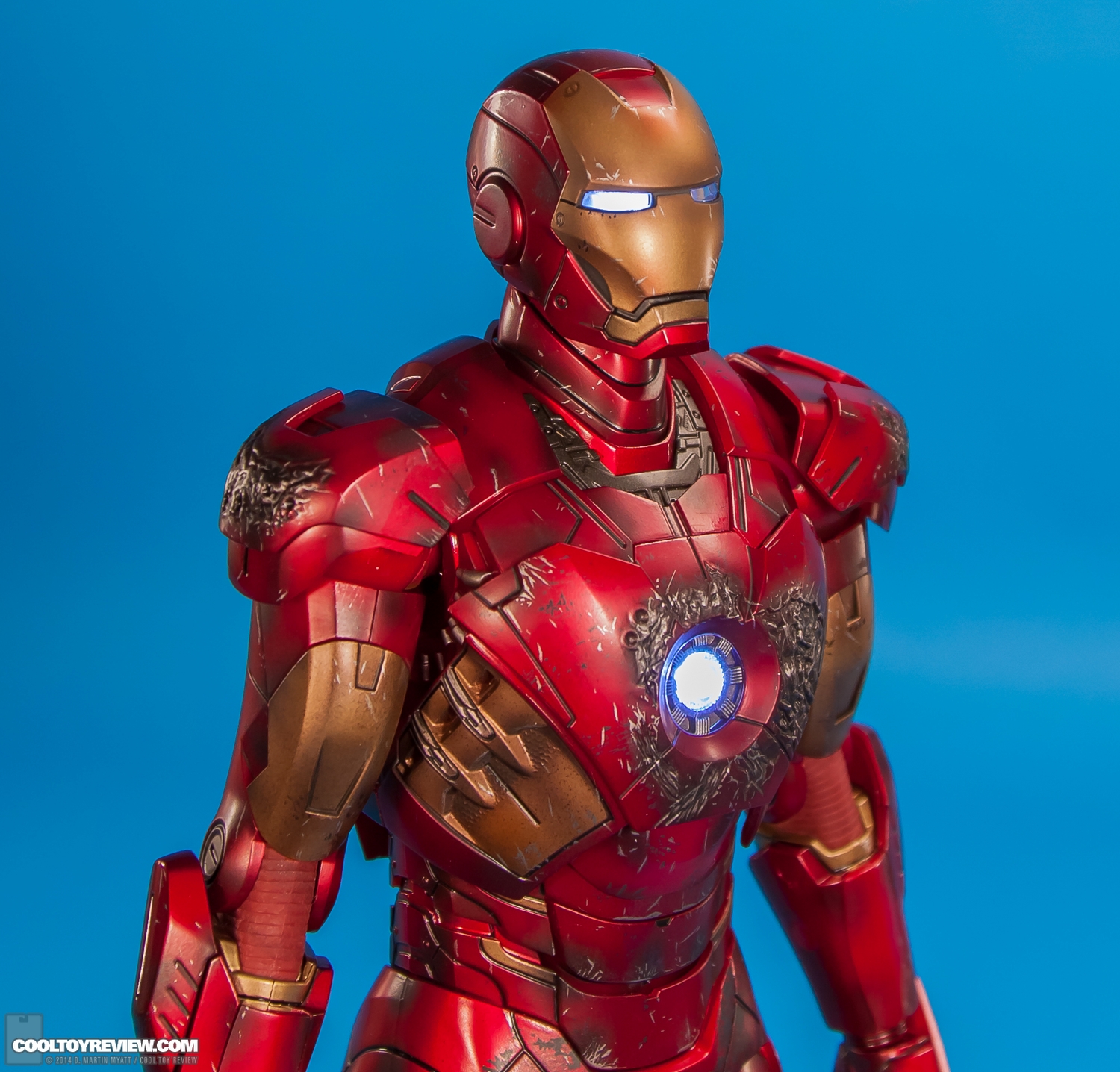 Iron-Man-Mark-VII-Battle-Damaged-Avengers-Hot-Toys-006.jpg