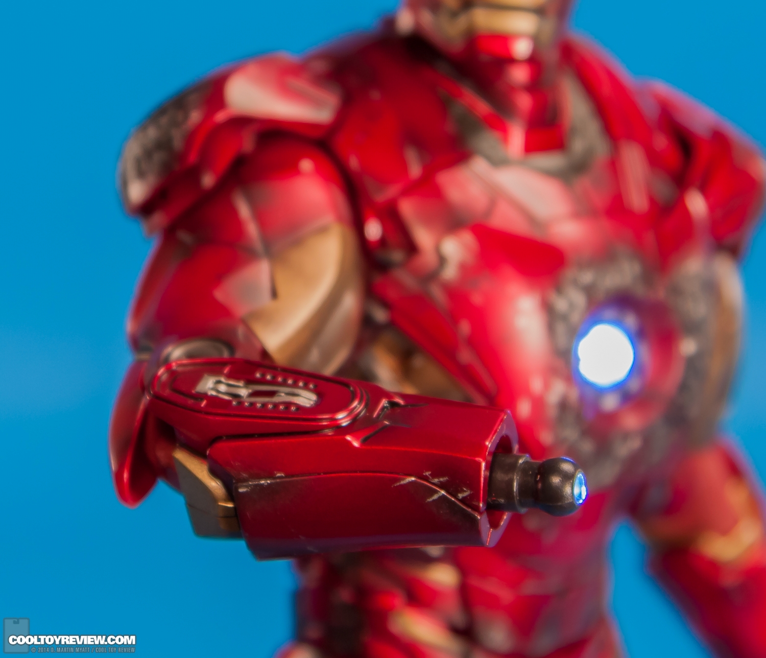 Iron-Man-Mark-VII-Battle-Damaged-Avengers-Hot-Toys-031.jpg
