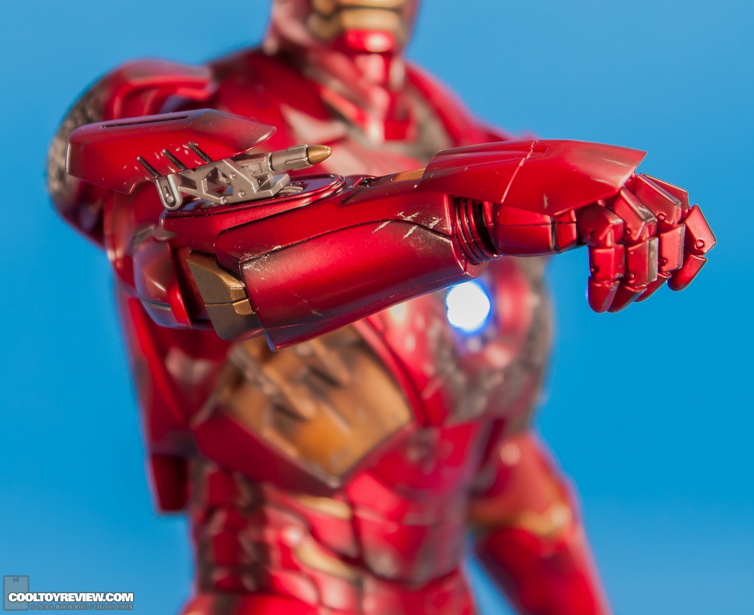 Iron-Man-Mark-VII-Battle-Damaged-Avengers-Hot-Toys-033.jpg