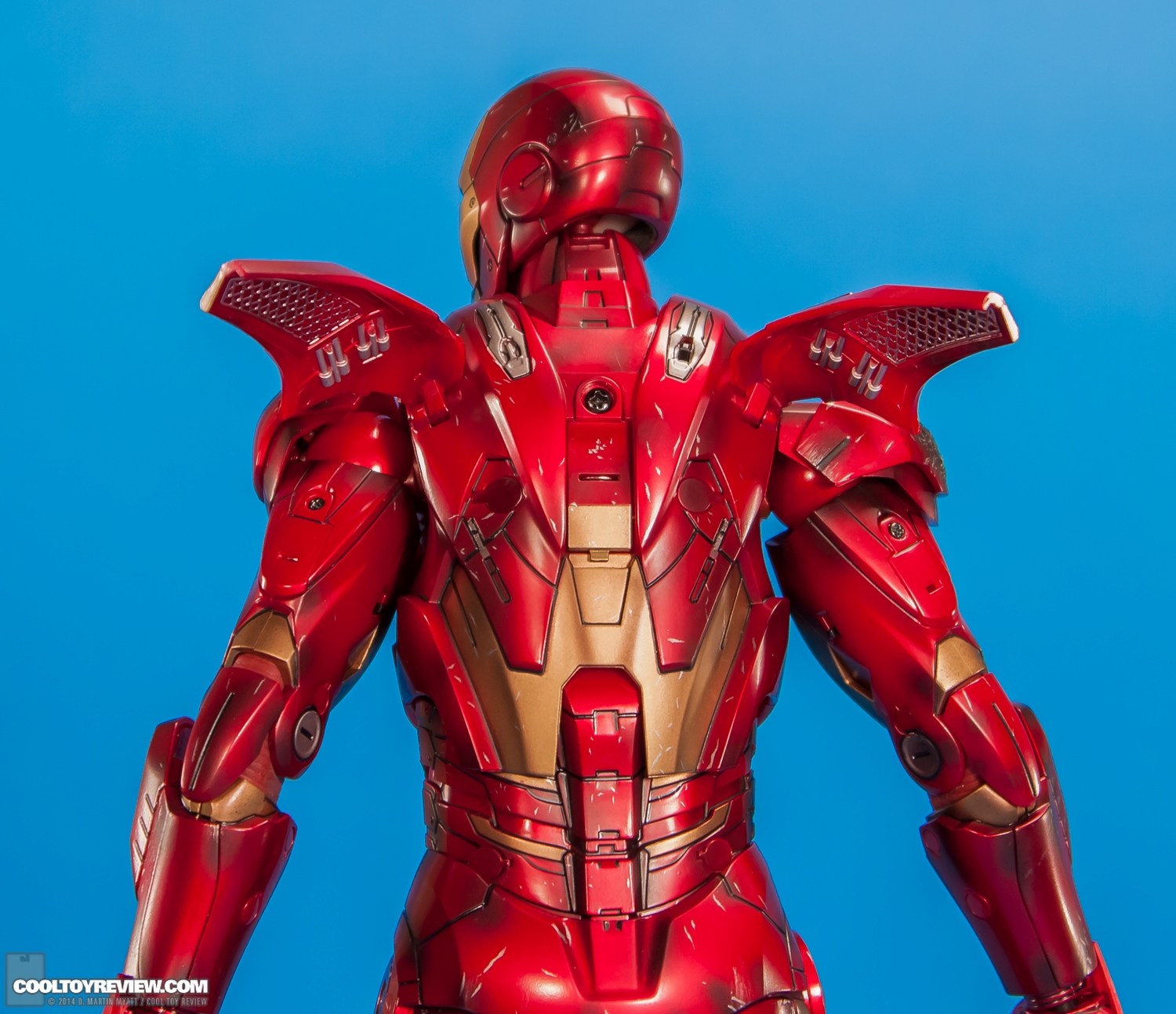 Iron-Man-Mark-VII-Battle-Damaged-Avengers-Hot-Toys-035.jpg